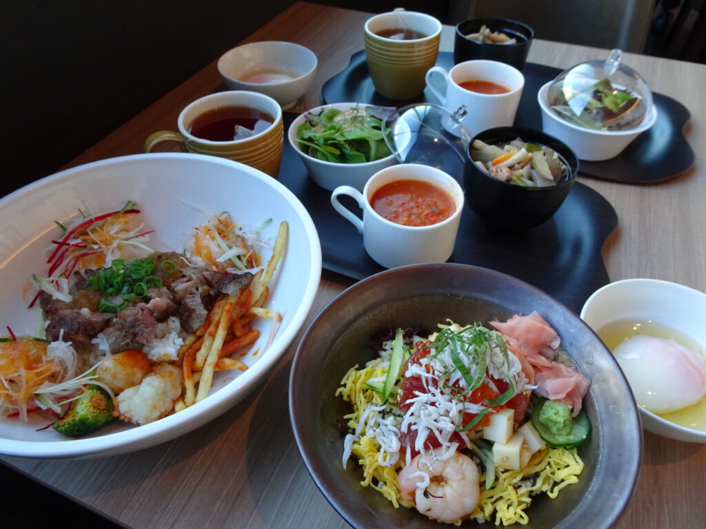 横浜東急REIホテルの朝食、モーニング。「Bistro CHIna ENCORE(アンコール)」で海鮮丼、ステーキサラダボウルなど