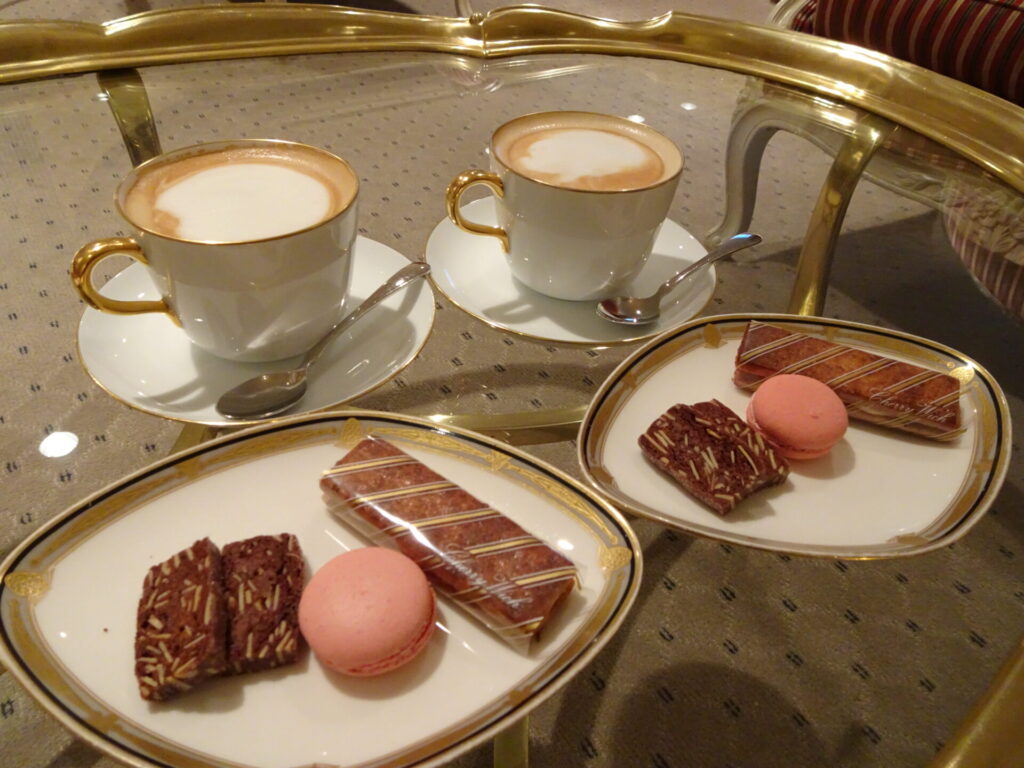 第一ホテル東京「プルミエールフロア」プルミエールラウンジのティータイム、コーヒー紅茶などのドリンク＆焼菓子