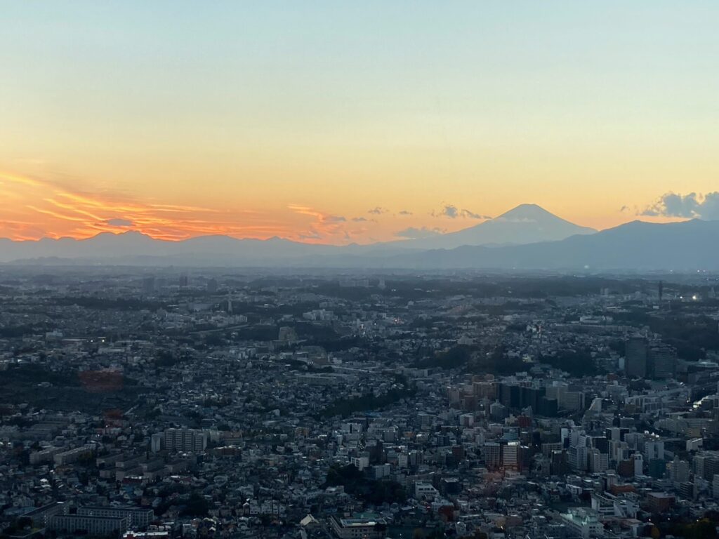 横浜ランドマークタワー展望フロア「スカイガーデン」からの眺め。夕景。富士山のシルエット。