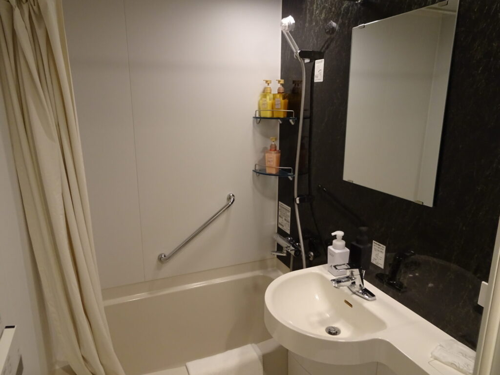 「ホテルSUI神田byABEST」ツインルームのバスルーム、シャワーヘッドは「ミラブル」