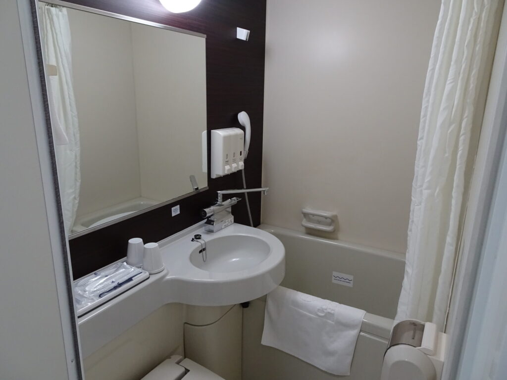 「コンフォートホテル東京神田」ダブルエコノミーのバスルーム