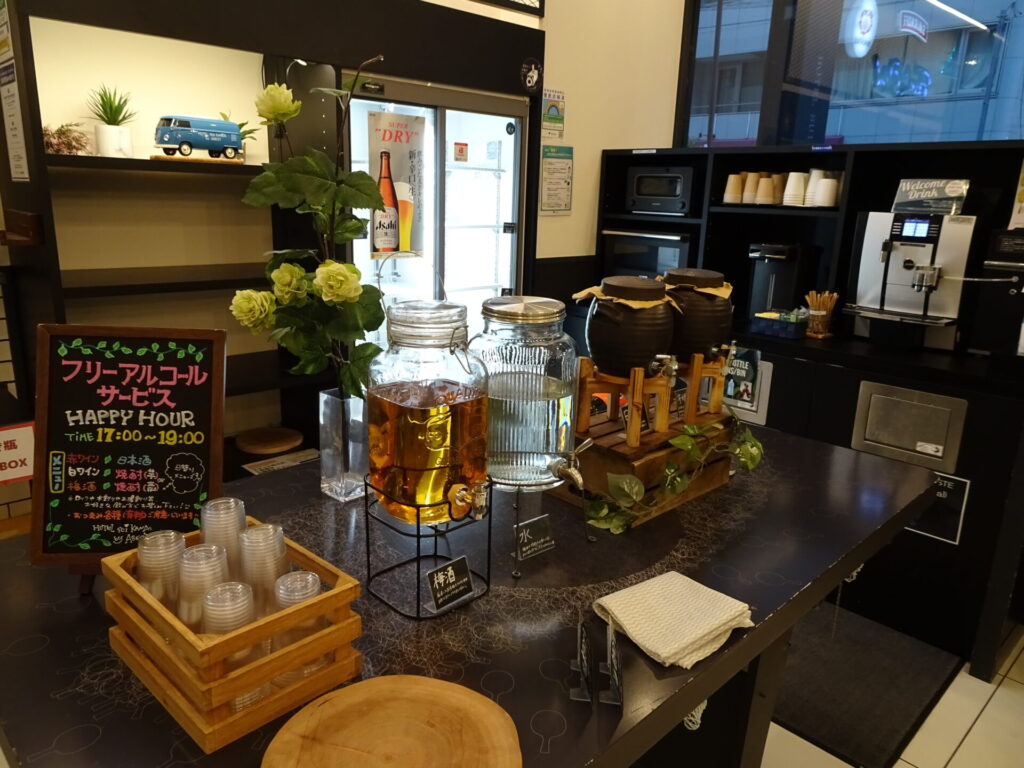 「ホテルSUI神田byABEST」1階のフリーカフェスペース、ビジネスラウンジ「EASY POINT」でフリーアルコールサービス、アルコール＆ドリンク飲み放題