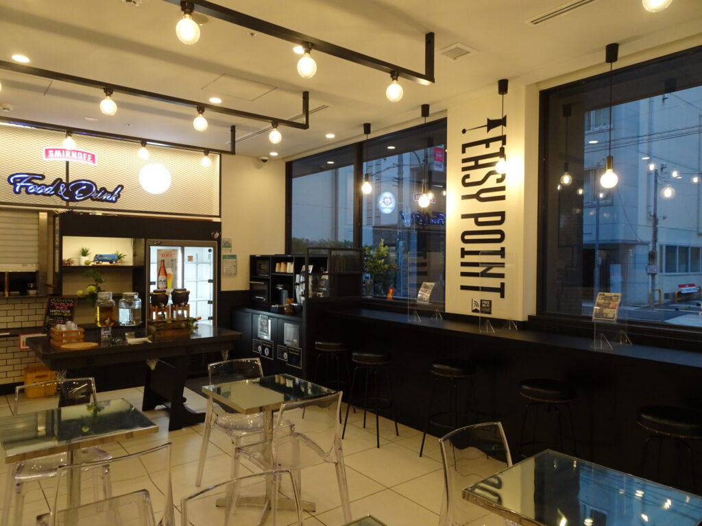 「ホテルSUI神田byABEST」1階のフリーカフェスペース、ビジネスラウンジ「EASY POINT」でフリーアルコールサービス、アルコール＆ドリンク飲み放題