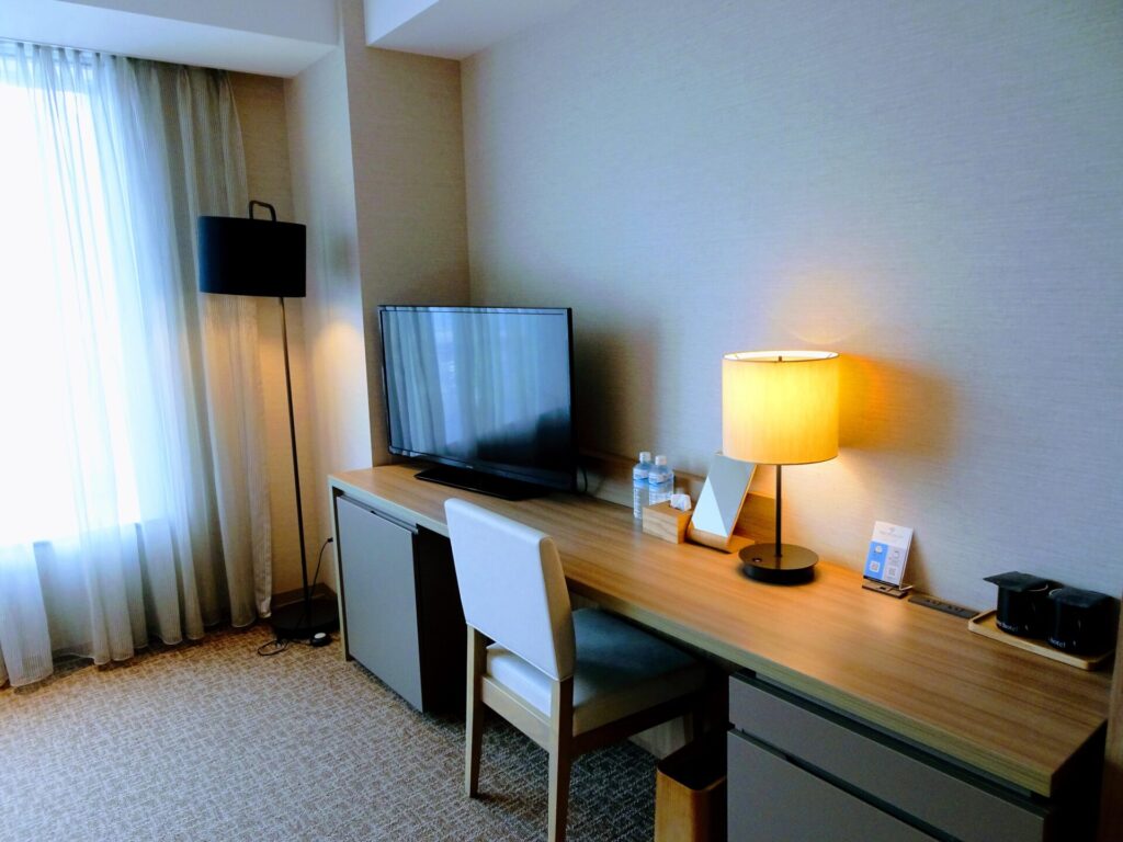 「ザ・スクエアホテル横浜みなとみらい」客室内、デラックスダブル(港側)のお部屋