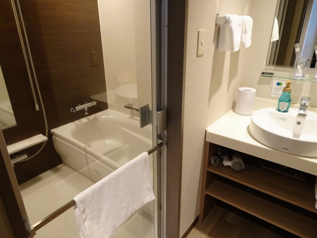 「ザ・スクエアホテル横浜みなとみらい」客室内、デラックスダブル(港側)のお部屋、洗い場付き独立型バスルーム、独立型洗面台