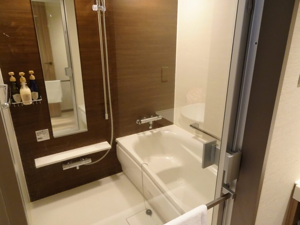「ザ・スクエアホテル横浜みなとみらい」客室内、デラックスダブル(港側)のお部屋、洗い場付き独立型バスルーム