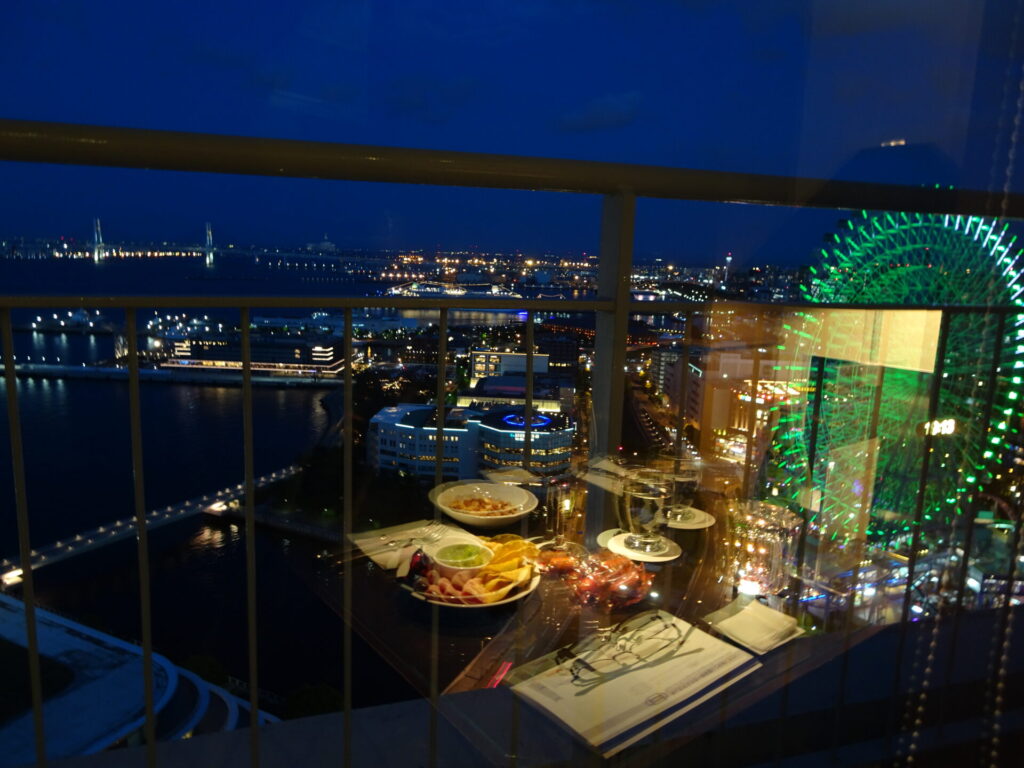 横浜ベイホテル東急の最上階25階「ベイクラブフロアラウンジ」カクテルタイム＆ナイトキャップ眺望、横浜みなとみらいの夜景が一望