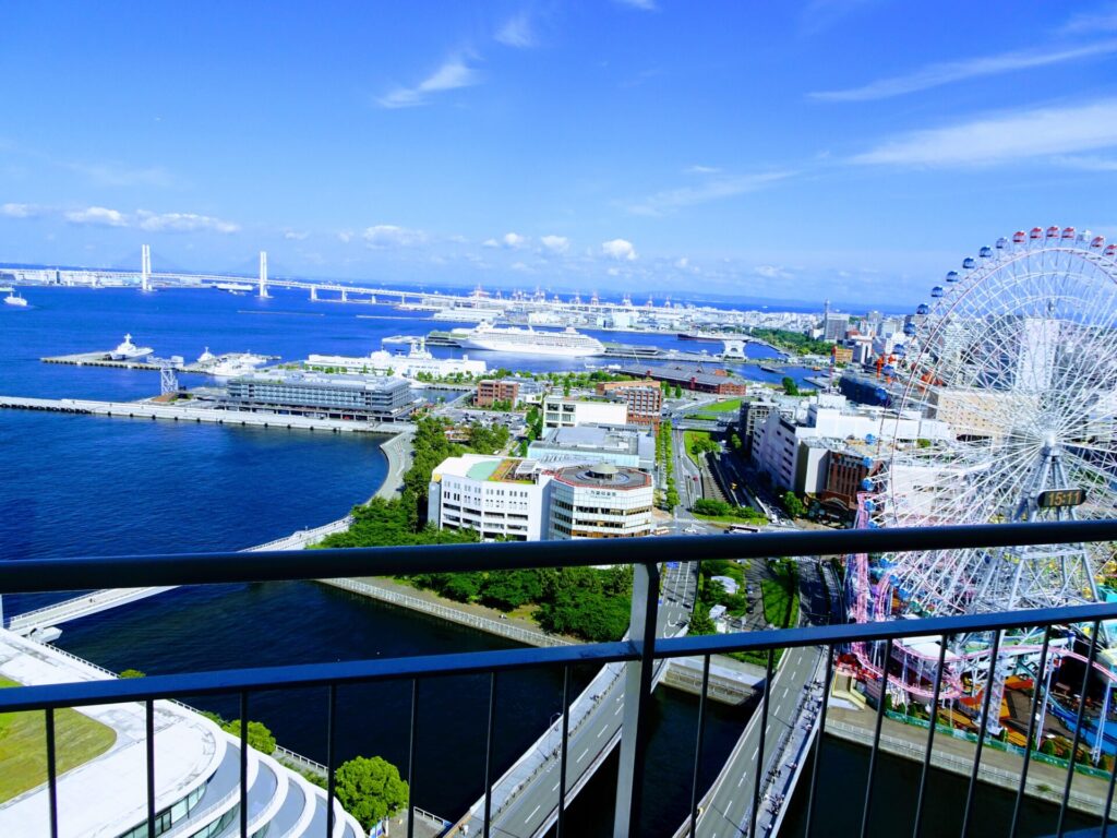 横浜ベイホテル東急の最上階25階「ベイクラブフロアラウンジ」ティータイム眺望、横浜みなとみらいの景色が一望