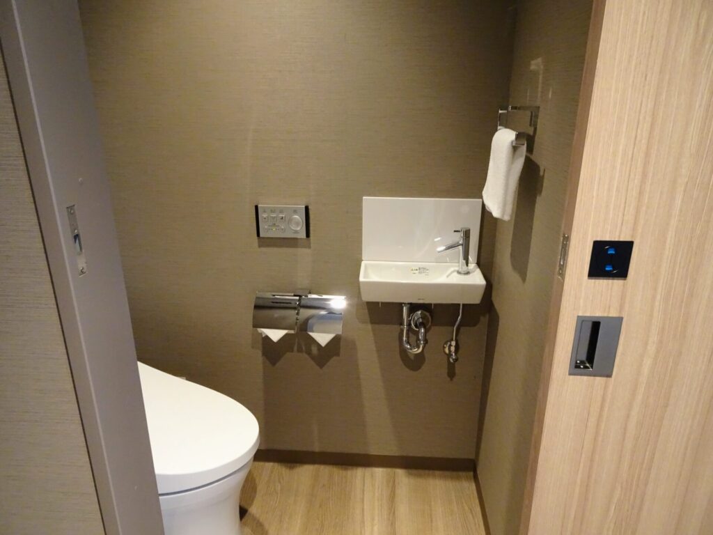 「ザ・スクエアホテル横浜みなとみらい」客室内、デラックスダブル(港側)のお部屋、独立型トイレ