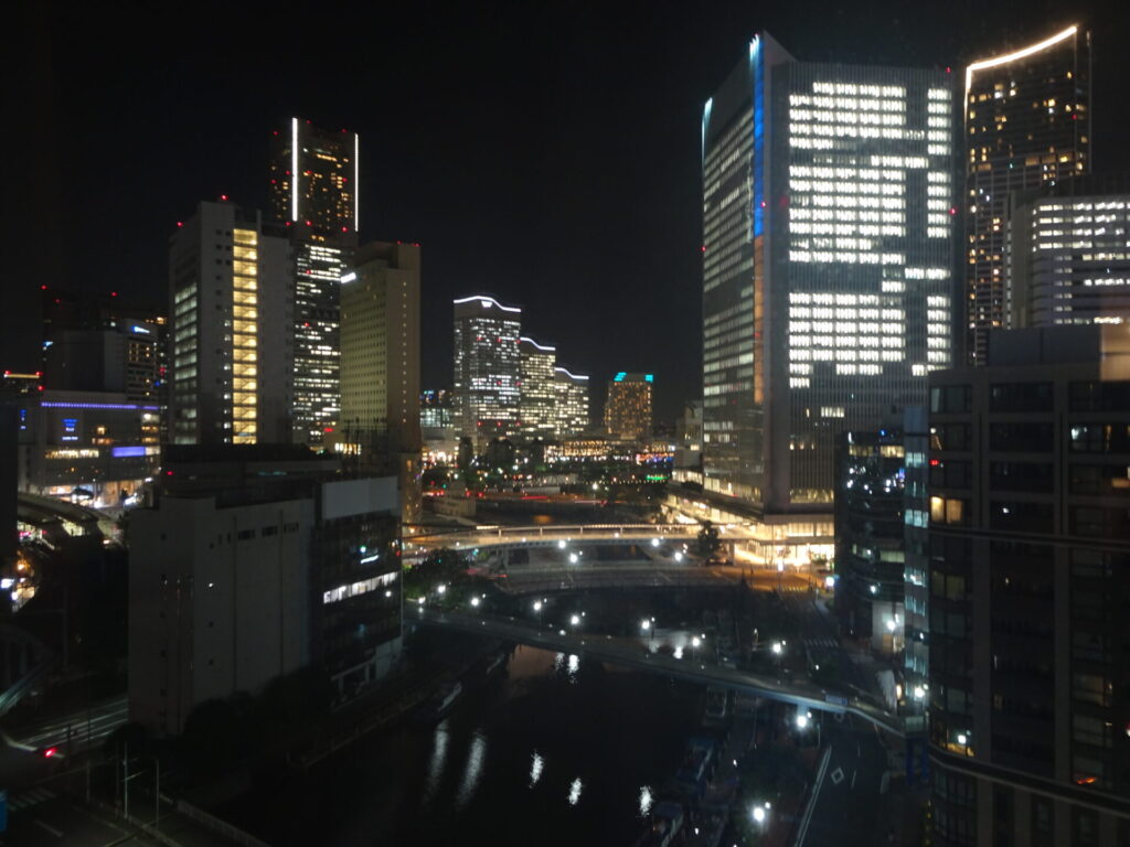 ファーイーストビレッジホテル横浜スーペリアプラスツインみなとみらいビュールーム、ビレッジラウンジのある高層階からの眺め、夜景