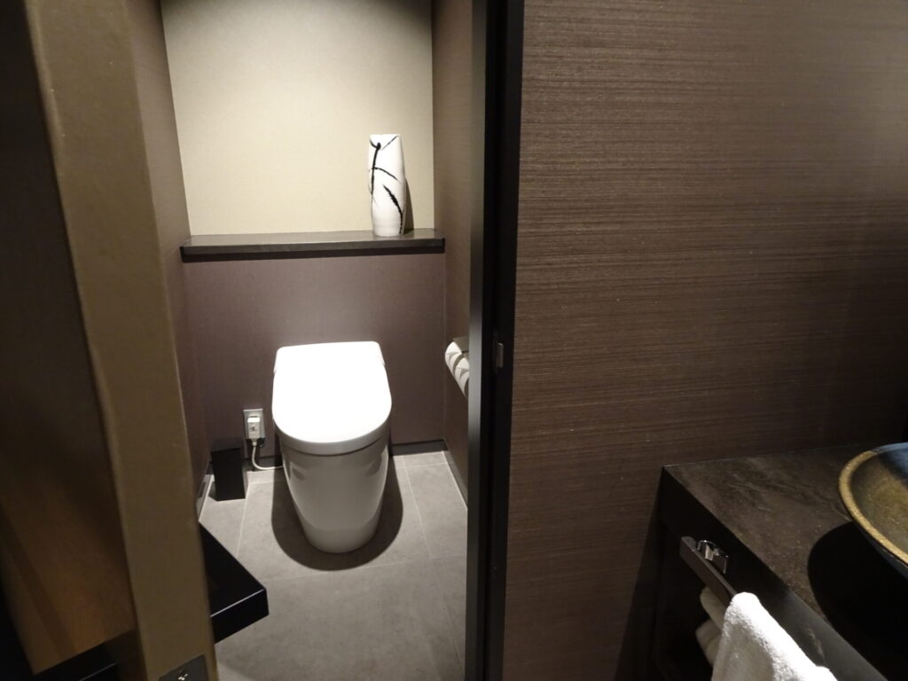 「プルマン東京田町」エグゼクティブフロア、エグゼクティブツインルームのバスルーム、独立型トイレ