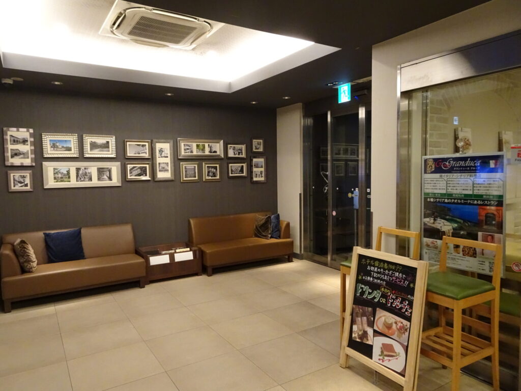 ホテルマイステイズ横浜関内、フロントロビー、朝食会場のホテル１階「トラットリアグランドゥーカ関内馬車道店」