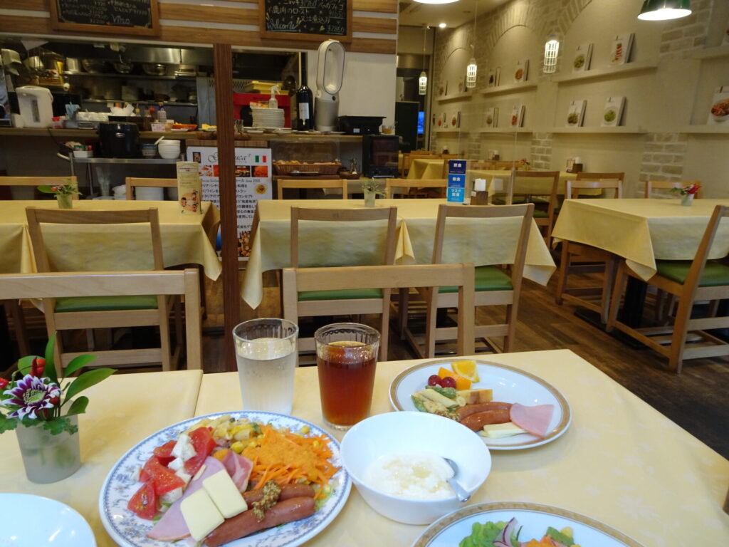ホテルマイステイズ横浜関内、朝食会場のホテル１階「トラットリアグランドゥーカ関内馬車道」、朝食ブッフェ
