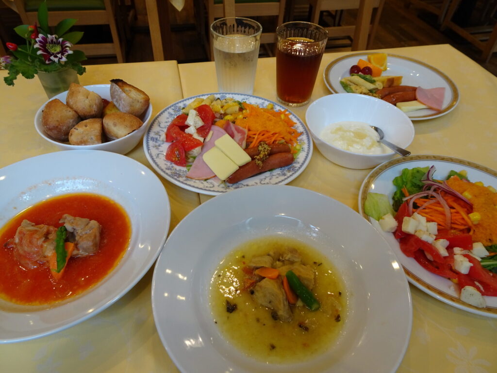 ホテルマイステイズ横浜関内、朝食会場のホテル１階「トラットリアグランドゥーカ関内馬車道店」、朝食ブッフェ、選べるメイン料理