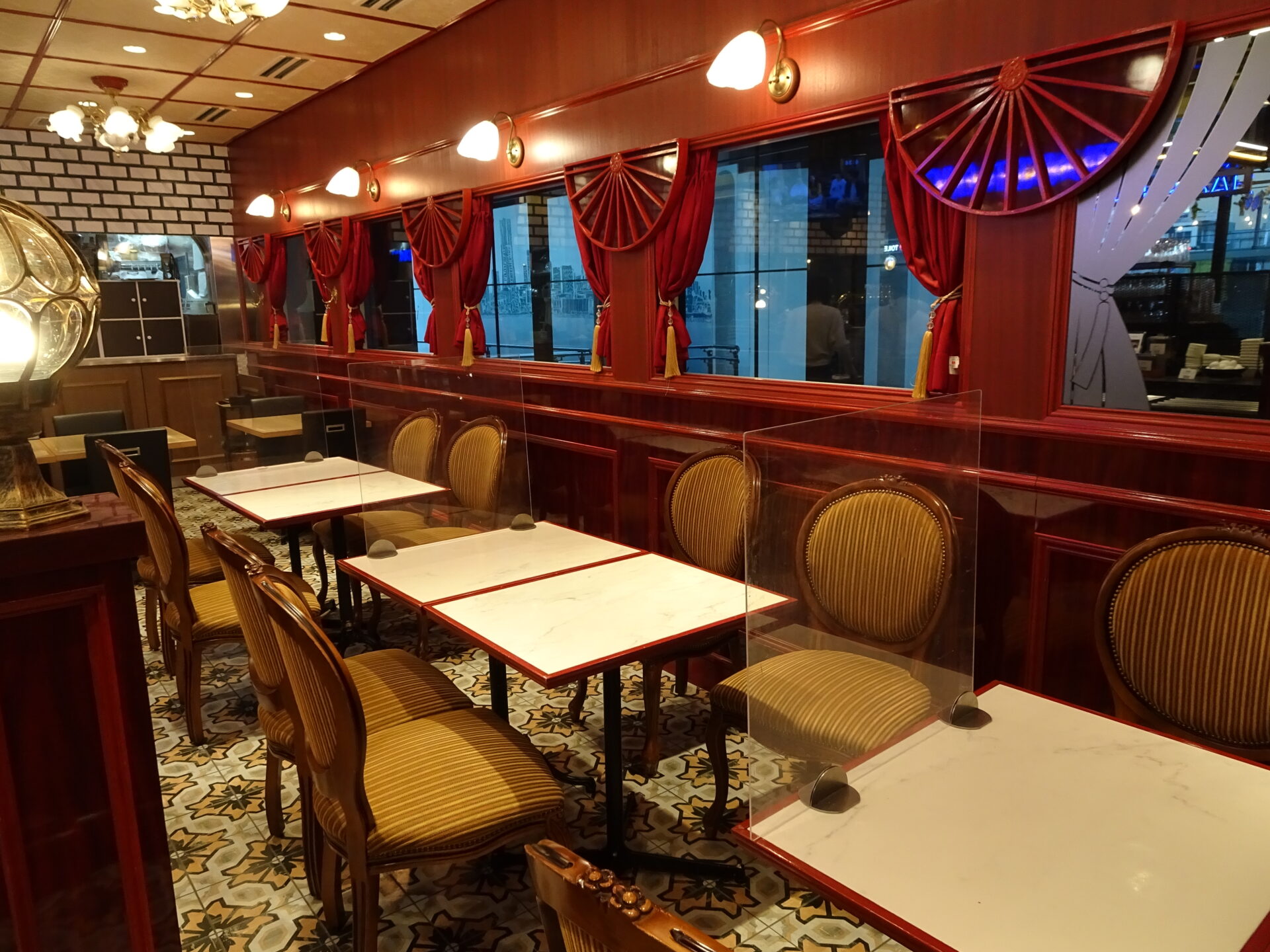 「JR東日本ホテルメッツ横浜桜木町」朝食、ホテル１階レストラン「KITEKI」内観