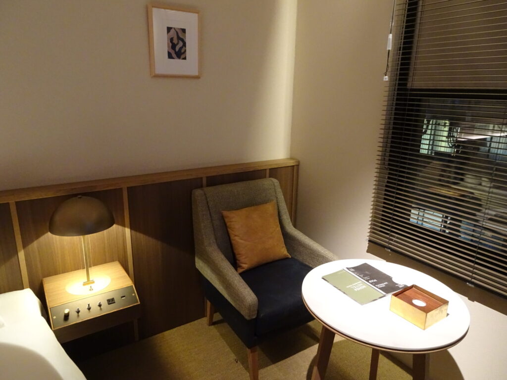 ノーガホテル 秋葉原 東京、NOHGA HOTEL AKIHABARA TOKYO、ダブルルームのお部屋、客室内テーブル＆チェアー