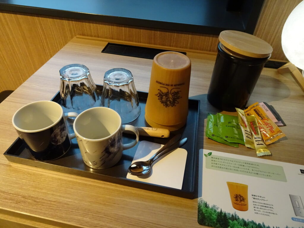 横浜東急REIホテル、１４階モデレートツイン、客室内備品＆ドリンク(煎茶＆コーヒー)