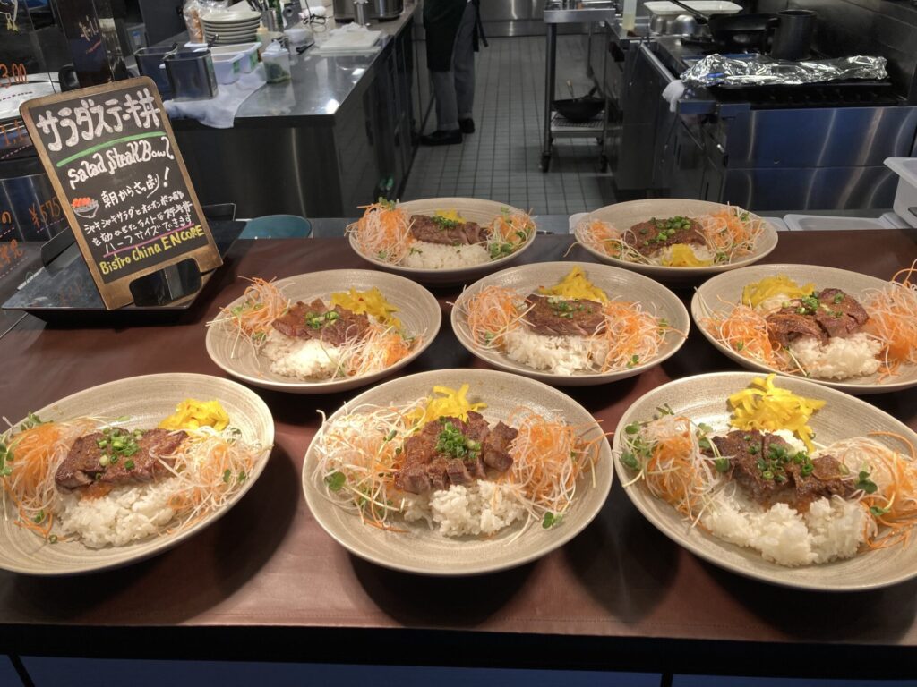 横浜東急REIホテル９階レストラン「Bistro China ENCORE(アンコール)」朝食、モーニングブッフェ、３種のメイン食べ放題、サラダステーキ丼