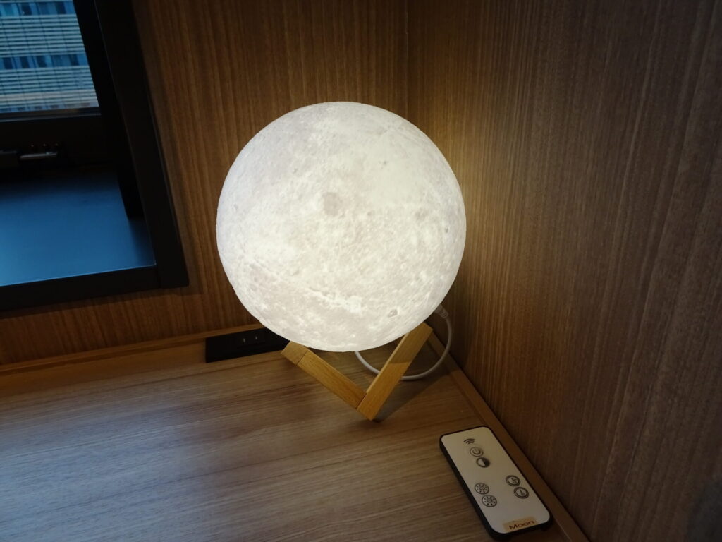 横浜東急REIホテル、１４階モデレートツイン、客室内設備、月型のライト、照明
