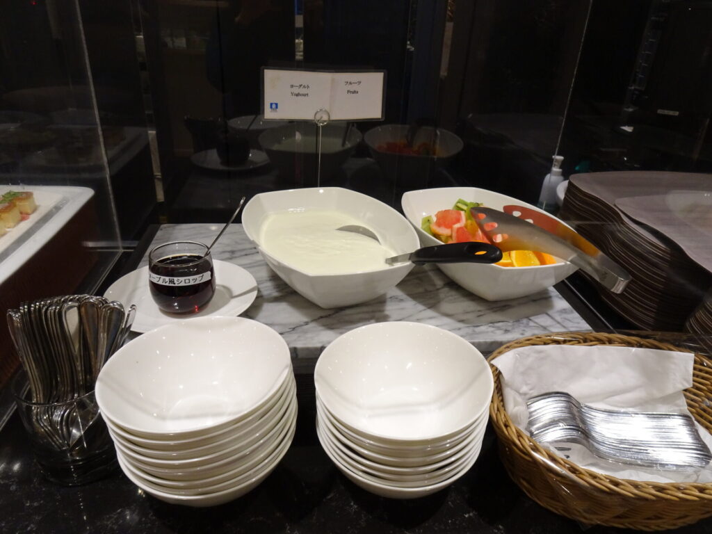 ホテルインターゲート東京京橋、ラウンジ、朝食ブッフェ、デザートコーナー(ヨーグルト・フルーツ)