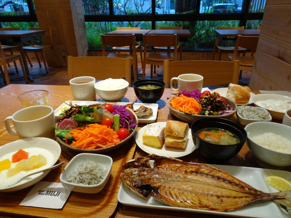 ホテルメトロポリタン鎌倉、ホテル１階「Café&Meal MUJI」朝食(和食 鯵の干物と豚汁の定食)