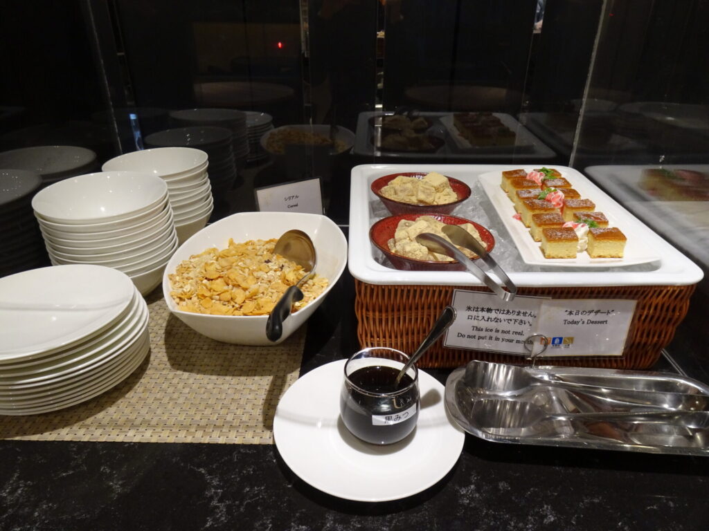 ホテルインターゲート東京京橋、ラウンジ、朝食ブッフェ、デザートコーナー(わらび餅・チーズケーキ・シリアル)