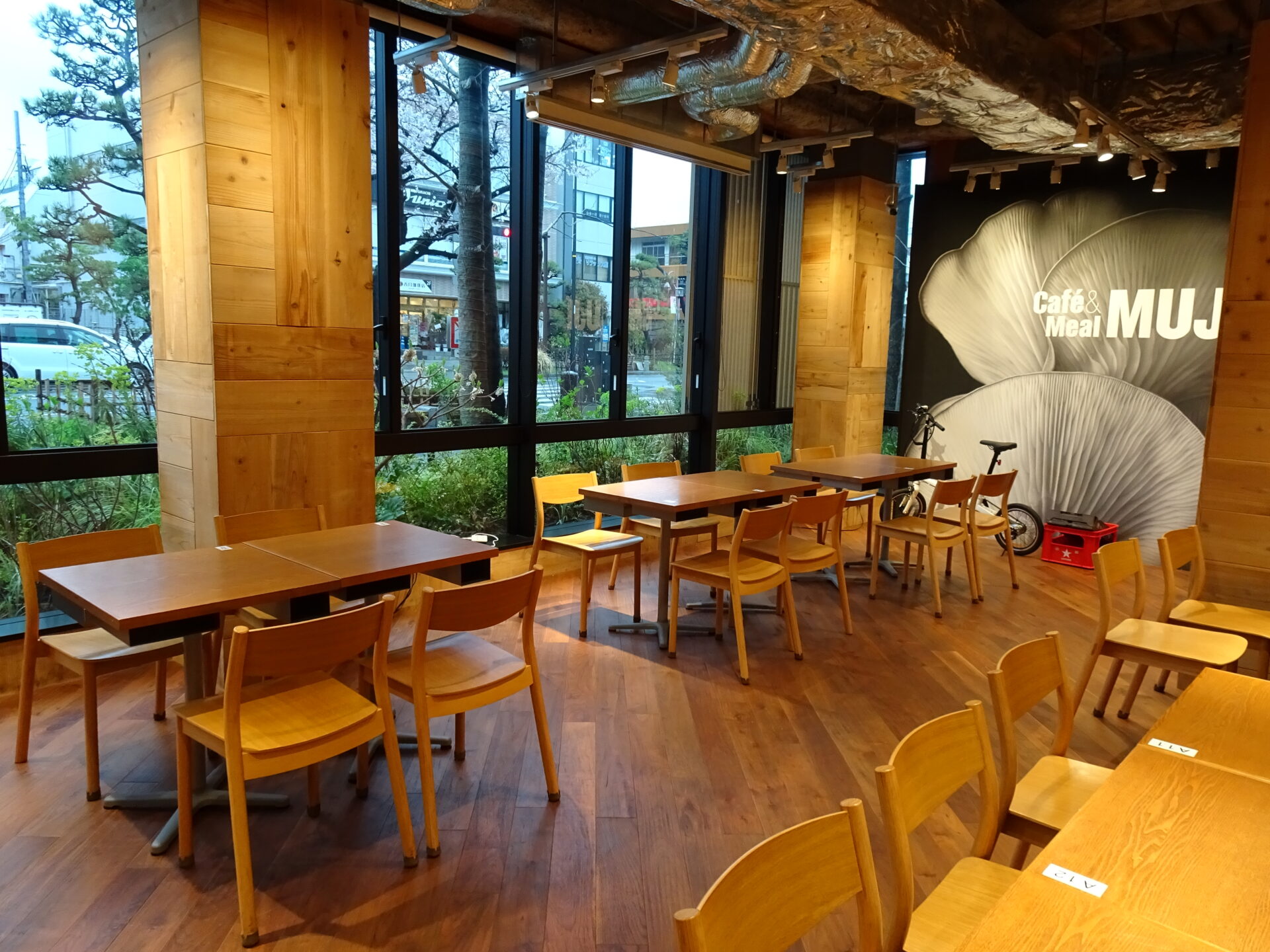 ホテルメトロポリタン鎌倉、ホテル１階「Café&Meal MUJI」朝食、店内