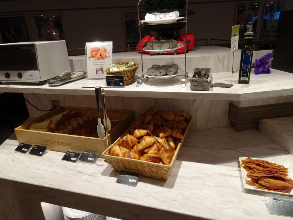 ローズ横浜、ホテル１階「ブラスリー ミリーラ・フォーレ」、朝食ブッフェ、「パティスリーミリーラ・フォーレ」のパン各種
