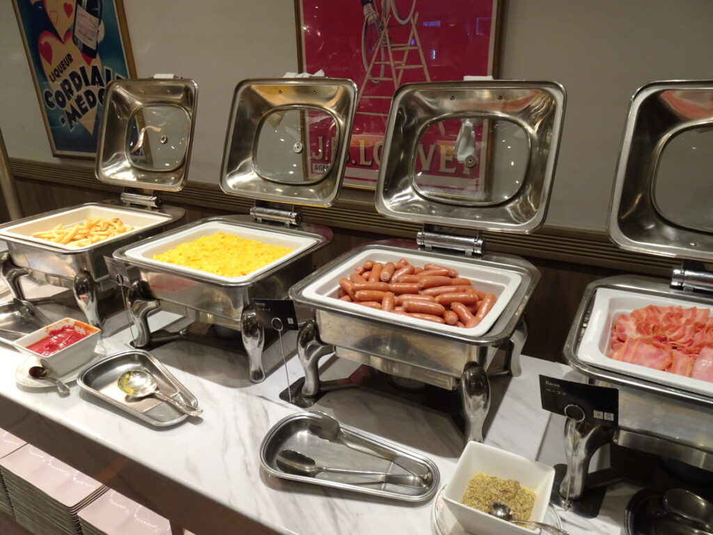 ローズ横浜、ホテル１階「ブラスリー ミリーラ・フォーレ」、朝食ブッフェ、温かいお料理コーナー