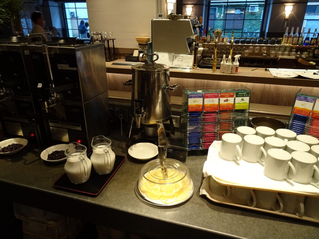 ローズ横浜、ホテル１階「ブラスリー ミリーラ・フォーレ」、朝食ブッフェ、ホットドリンクコーナー、コーヒー・紅茶・中国茶・日本茶・ハーブティー