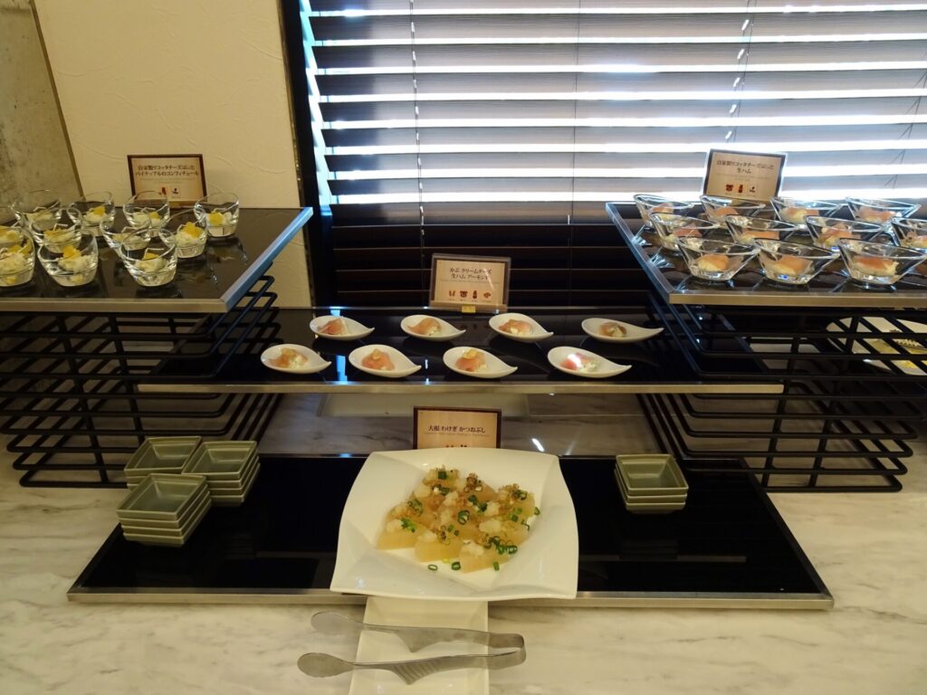 プレミアホテル 中島公園 札幌、５階ビストロ「ラ・プロヴァンス」、朝食ブッフェ、コールド小皿料理コーナー、オードブル