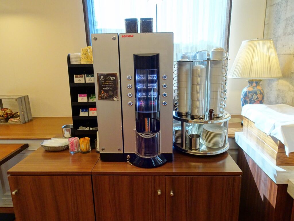 プレミアホテル 中島公園 札幌、５階ビストロ「ラ・プロヴァンス」、朝食ブッフェ、ホットドリンクコーナー、UCCコーヒーマシン