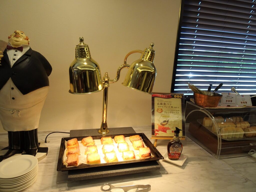 プレミアホテル 中島公園 札幌、５階ビストロ「ラ・プロヴァンス」、朝食ブッフェ、パンコーナー、フレンチトースト
