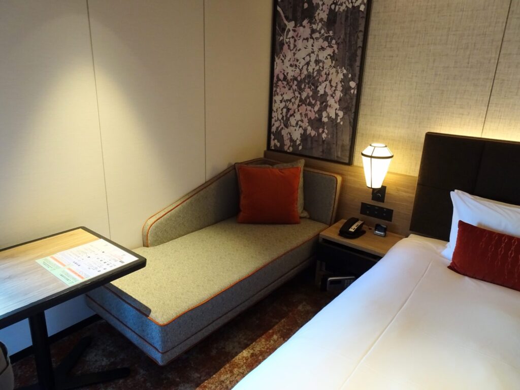 ソラリア西鉄ホテル札幌、スタンダードダブルルーム、客室内アメニティ・設備、カウチソファ＆テーブル