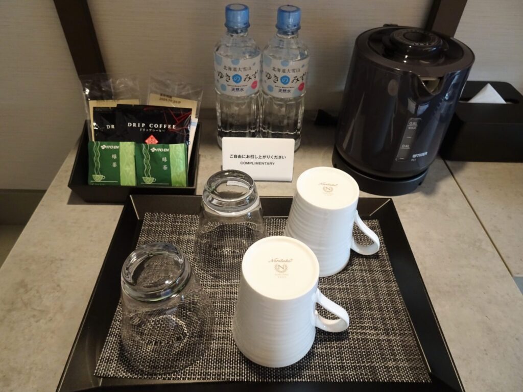 ソラリア西鉄ホテル札幌、スタンダードダブルルーム、客室内アメニティ(ドリップコーヒー・緑茶のティーバッグ・ミネラルウォーター)