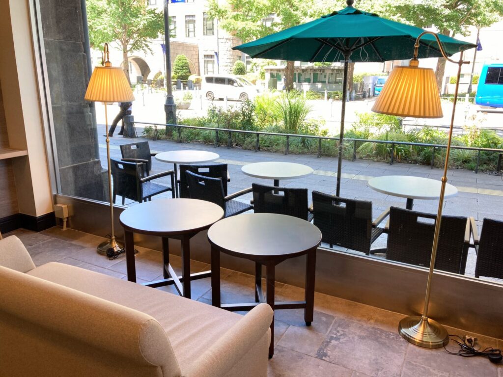 タリーズコーヒー日本大通り店の店内、窓際ソファー席、テラス席