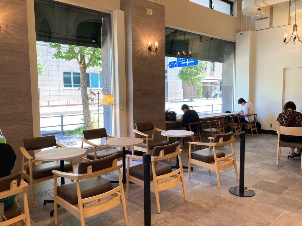 タリーズコーヒー日本大通り店の店内、カウンター席、テーブル席