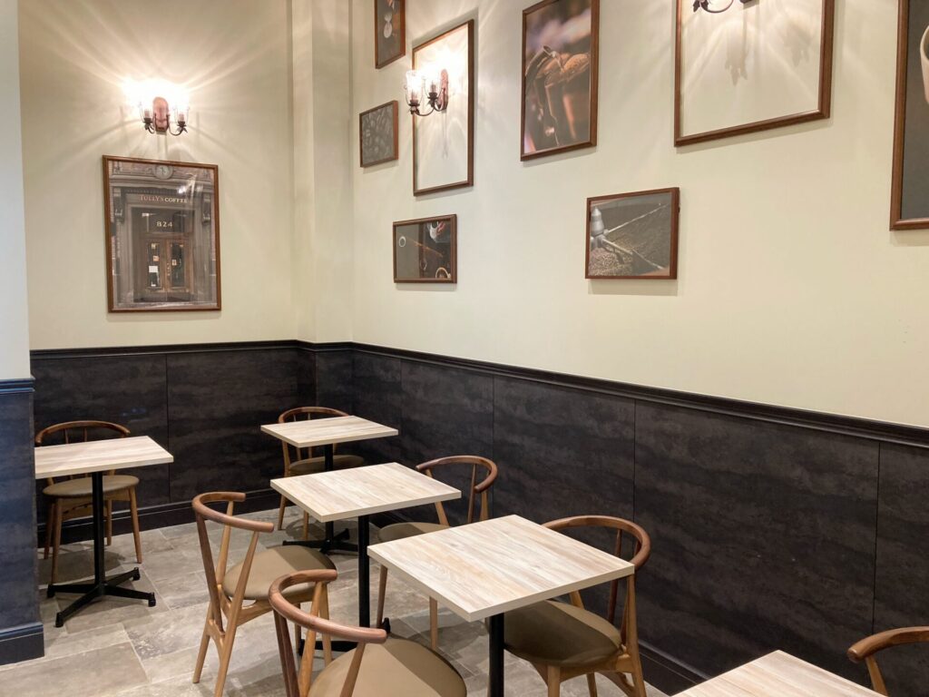 タリーズコーヒー日本大通り店の店内、店内奥の外の見えないテーブル席