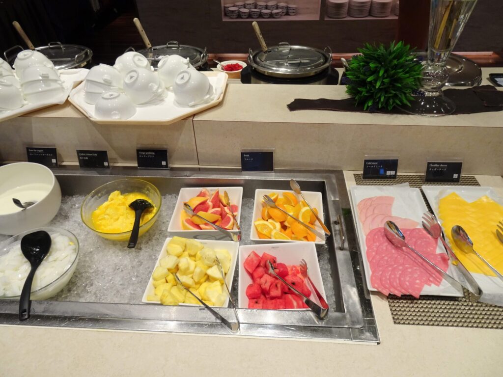ローズ横浜、ホテル１階「ブラスリー ミリーラ・フォーレ」、朝食ブッフェ、デザートコーナー、フルーツ、コールドミート、チーズ