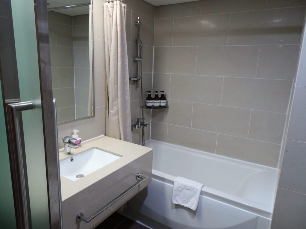 アベンツリーホテル釜山、６階デラックスツインルーム、客室内設備＆アメニティ、バスルーム、バスタブ