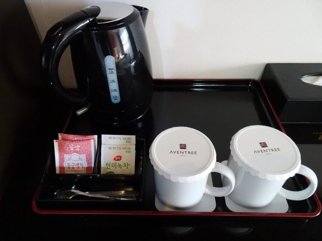 アベンツリーホテル釜山、６階デラックスツインルーム、客室内設備＆アメニティ、お茶セット