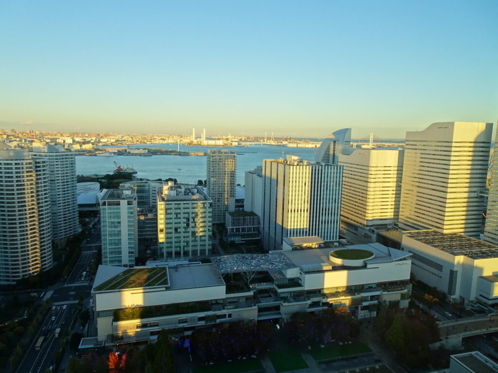 三井ガーデンホテル横浜みなとみらいプレミア２６階デラックストリプルルーム、眺望(夕暮れ)