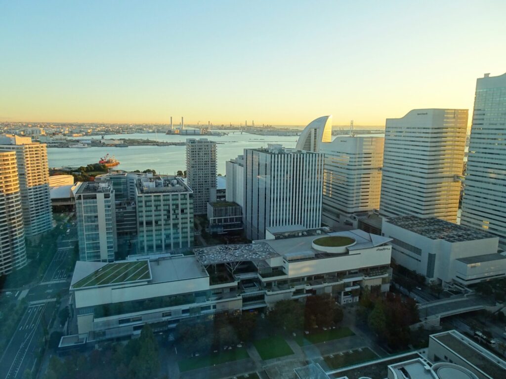 三井ガーデンホテル横浜みなとみらいプレミア２６階デラックストリプルルーム、眺望(朝焼け)