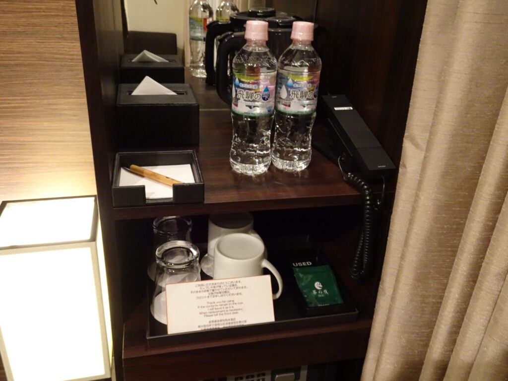 エスペリアホテル京都、S-PERIA HOTEL KYOTO、ハリウッドツインルーム(多機能シャワーブース)、客室内設備＆アメニティ、ミネラルウォーター、お茶セット