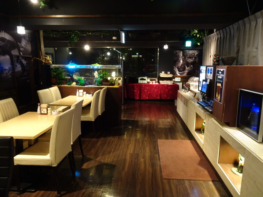 ホテルパセラの森横浜関内、地下のカフェスペース、飲み放題バータイム、和洋混合朝食ブッフェ