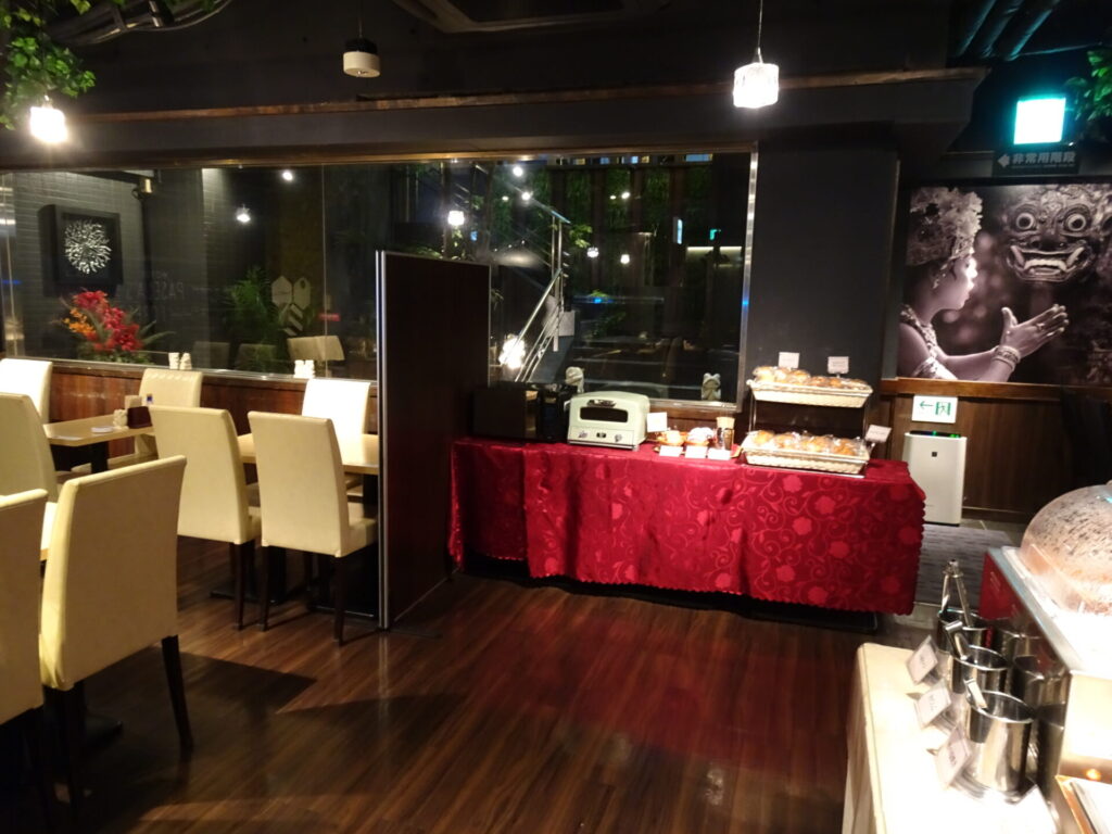 ホテルパセラの森横浜関内、地下のカフェスペース、飲み放題バータイム、和洋混合朝食ブッフェ