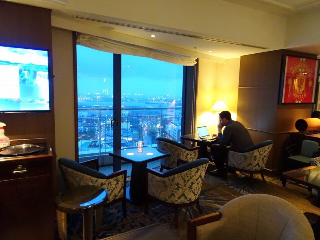 横浜ベイホテル東急、THE YOKOHAMA BAY HOTEL TOKYU、ベイクラブフロア、25階ベイクラブラウンジ、カクテルタイム、眺望、横浜みなとみらい、横浜港