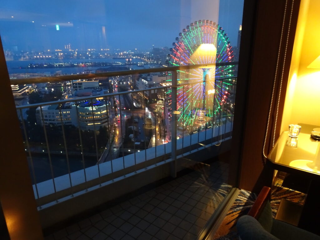 横浜ベイホテル東急、THE YOKOHAMA BAY HOTEL TOKYU、ベイクラブフロア、25階ベイクラブラウンジ、カクテルタイム、眺望、横浜みなとみらい、大観覧車