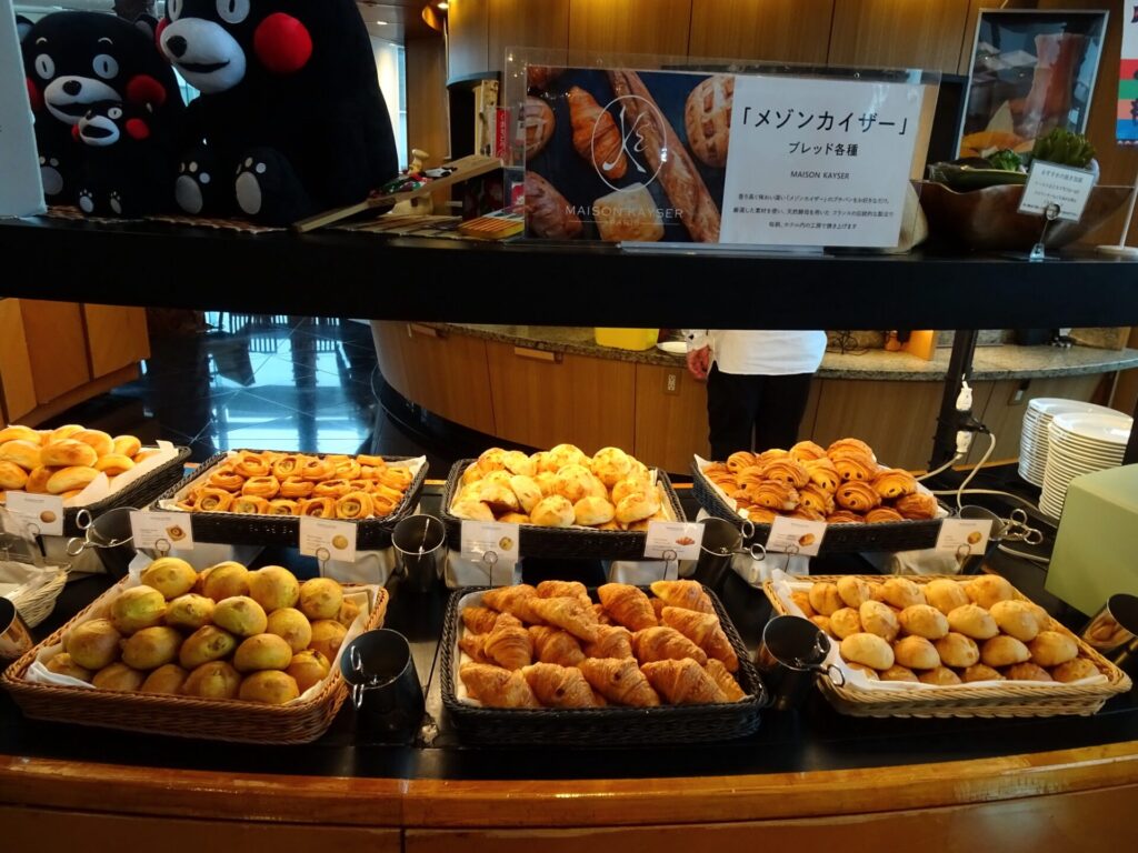 横浜ベイホテル東急、THE YOKOHAMA BAY HOTEL TOKYU、2階「カフェ トスカ」朝食ブッフェ、「メゾンカイザー」のパン各種