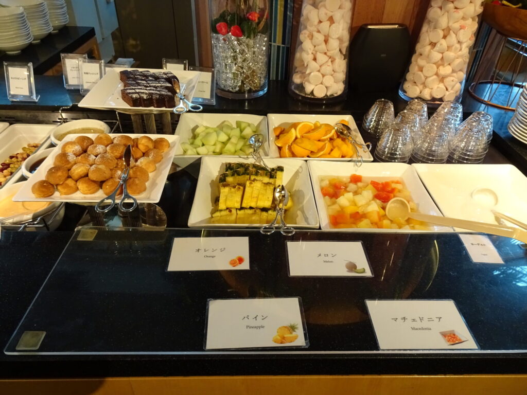 横浜ベイホテル東急、THE YOKOHAMA BAY HOTEL TOKYU、2階「カフェ トスカ」朝食ブッフェ、デザートコーナー(フルーツ・ヨーグルト・スイーツ)